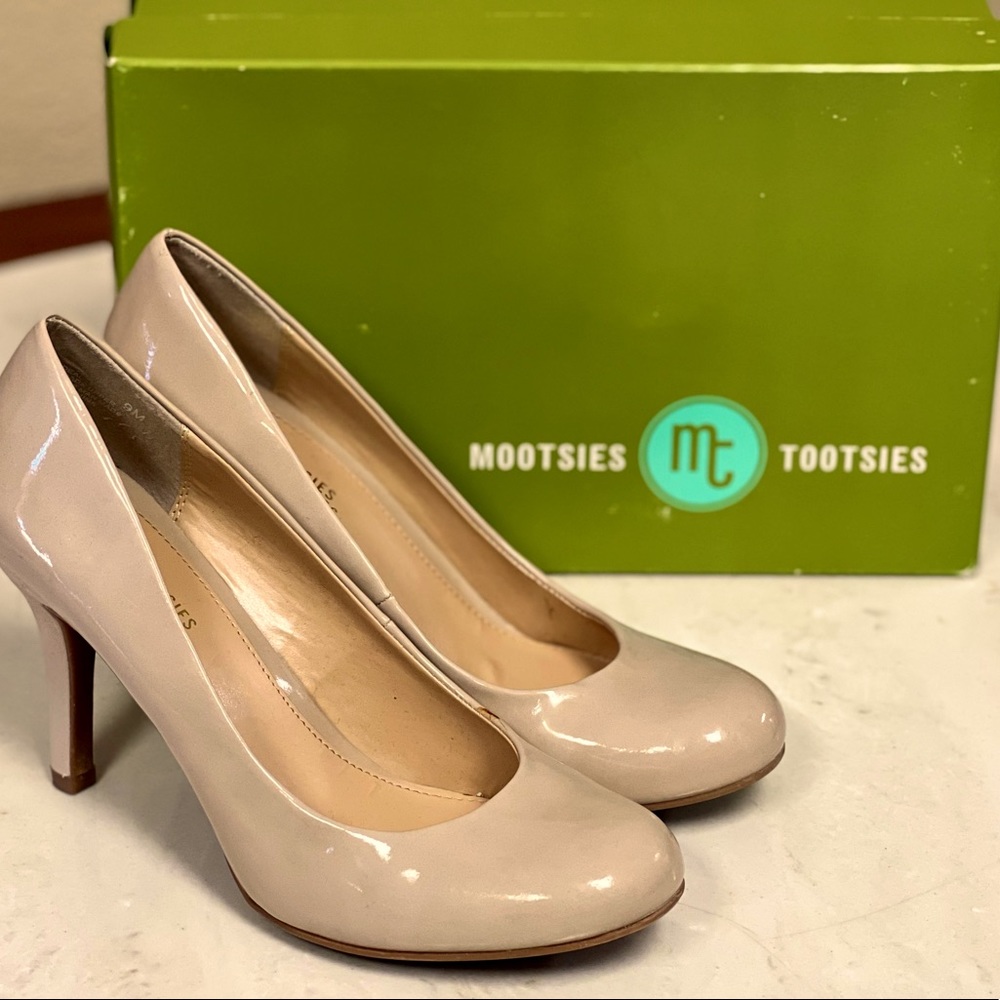 Women’s shoes. Beautiful Taupe heels size 9